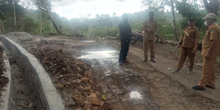 Pantau Pengerjaan Lapen di Manggarai Timur, Ini Pesan Wabup Stefanus