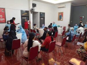 Warga Serbu Kantor DPC PDI Perjuangan Bekasi Untuk Vaksinasi