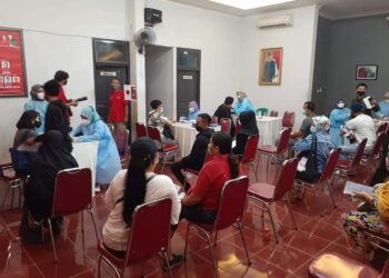 Warga Serbu Kantor DPC PDI Perjuangan Bekasi Untuk Vaksinasi