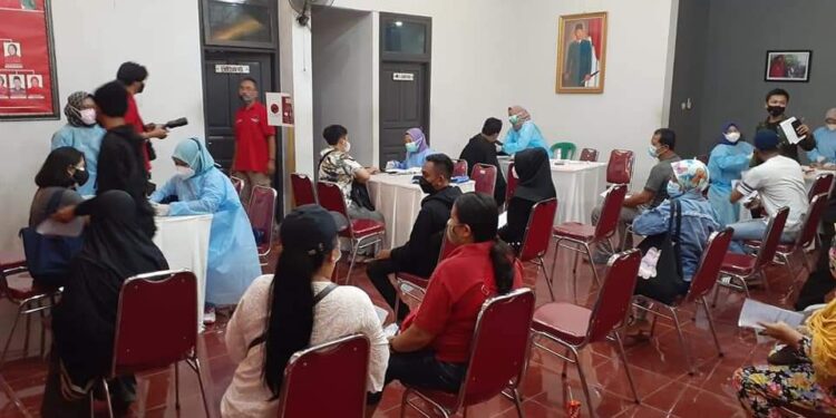 Warga Serbu Kantor DPC PDI Perjuangan Bekasi Untuk Vaksinasi