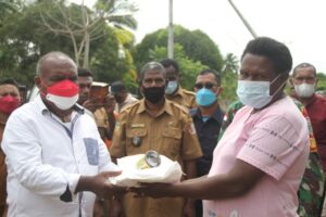 Bupati Merauke Serahkan Bantuan Beras dan Susu Untuk Masyarakat di Tiga Kampung Lokal