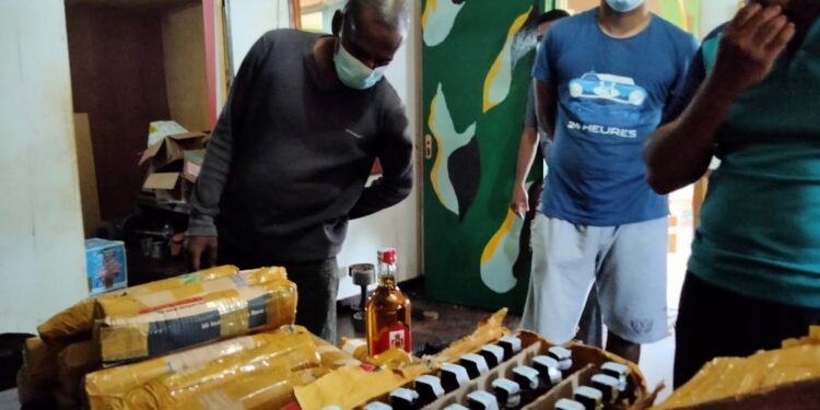 Aparat Kepolisian di Okaba Gerebek Puluhan Miras Berlabel di Rumah Seorang Pegawai Bank