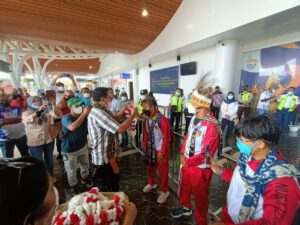 Atlet, Pelatih dan official  Wushu NTT Disambut  Meriah Keluarga  Flobamora Merauke- Diiringi Tarian Ja’i