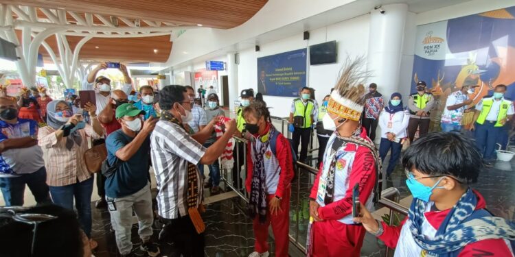 Atlet, Pelatih dan official  Wushu NTT Disambut  Meriah Keluarga  Flobamora Merauke- Diiringi Tarian Ja’i