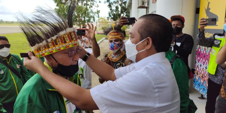 Ketua Subda PON Merauke Sambut 35 kontingen Jatim di Bandara Mopah