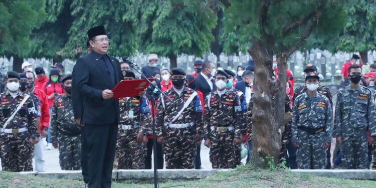 Bamsoet Pimpin Upacara Pemakaman Sabam Sirait