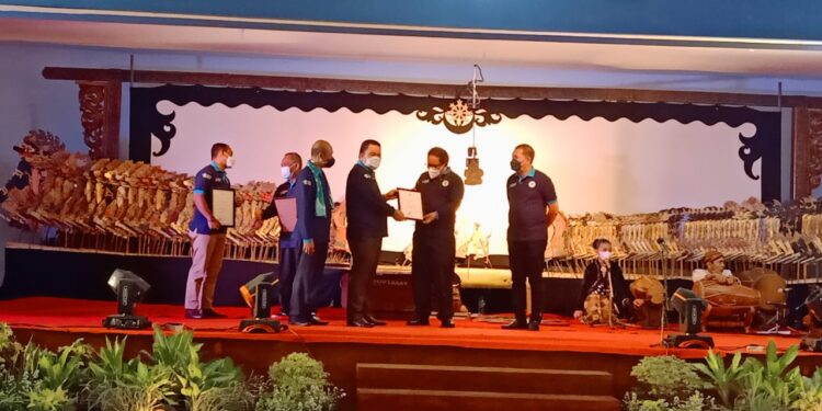 Bupati Agas Andreas Dapat Penghargaan Tokoh Peduli Kesehatan Jiwa