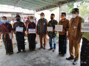 Wagub JNS Serahkan Bantuan Untuk Kelompok Tani Hutan di Kabupaten Ngada