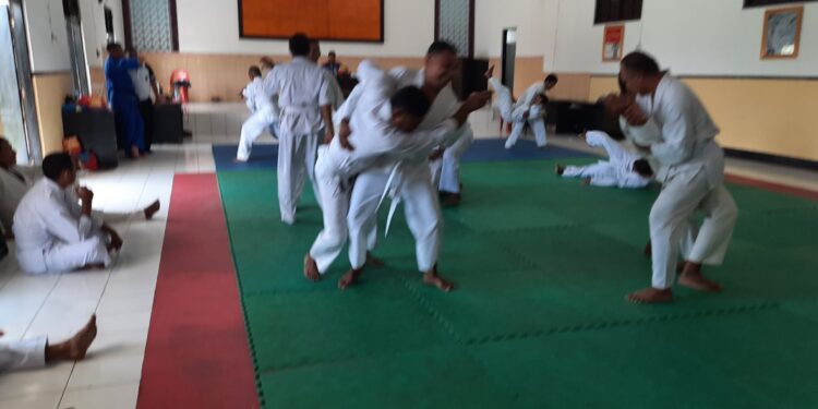 76 Anggota Polres Ende dan Kompi Yon B Brimob Polda NTT Ikut Ujian Bela Diri