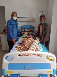 Sekda Matim Kunjungi Warga Matim Yang Sakit di RSUD Ben Mboy Ruteng