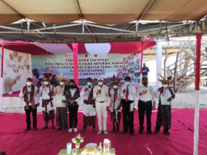 Gubernur NTT Serahkan 350 Sertifikat Tanah Kepada Masyarakat Desa Naikean-Semau Selatan