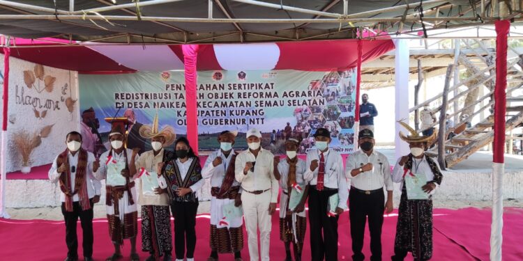 Gubernur NTT Serahkan 350 Sertifikat Tanah Kepada Masyarakat Desa Naikean-Semau Selatan