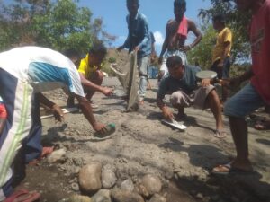 Kondisi Jalan Provinsi Parah, Warga Desa Tou Timur Kerjakan Secara Swadaya
