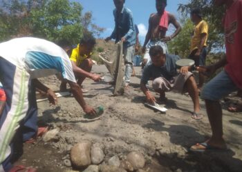 Kondisi Jalan Provinsi Parah, Warga Desa Tou Timur Kerjakan Secara Swadaya