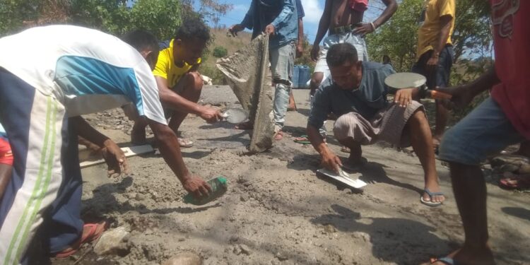 Kondisi Jalan Provinsi Parah, Warga Desa Tou Timur Kerjakan Secara Swadaya