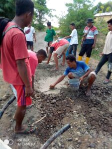 Jalan Kabupaten Rusak Parah, Warga Ratebobi Ende Kerjakan Secara Swadaya