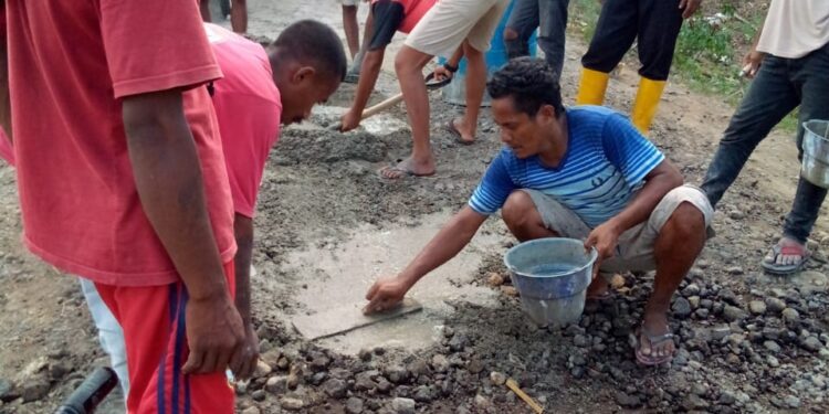 Jalan Kabupaten Rusak Parah, Warga Ratebobi Ende Kerjakan Secara Swadaya