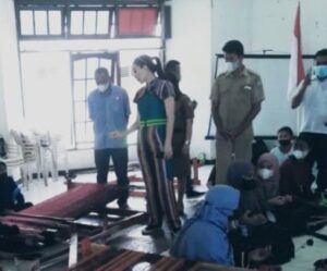 Bunda Julie Laiskodat, Kunjungi Kelompok Tenun di Gedung Inepare Ende