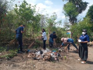 Jelang HUT ke-10, NasDem Lembata Bersihkan Sampah Pasar Lamahora