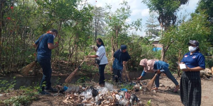 Jelang HUT ke-10, NasDem Lembata Bersihkan Sampah Pasar Lamahora