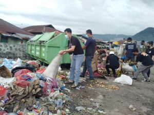 Forum Peduli Sampah Bersihkan Sampah di Pasar Mbogawani Ende