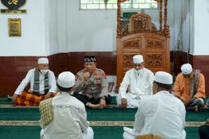 Usai Shalat, Kapolda NTT Berikan Tali Asih di Masjid Besar Ar-Rabithah Ende