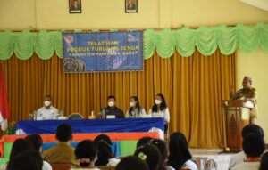 Gelar PKW dan Pelatihan Produk Turunan Tenun, Bupati Apresiasi Dekranasda Mabar