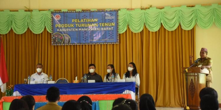 Gelar PKW dan Pelatihan Produk Turunan Tenun, Bupati Apresiasi Dekranasda Mabar