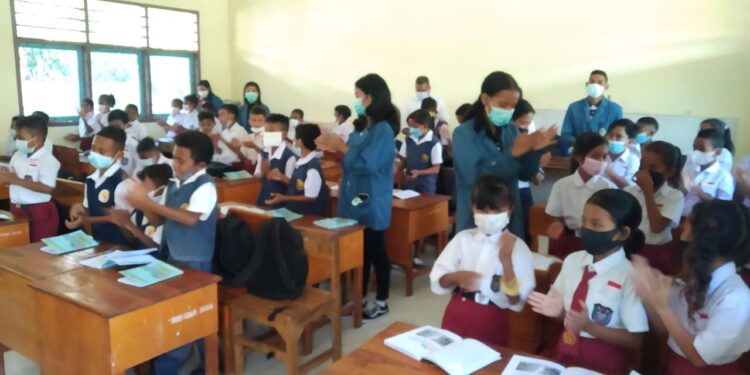 Prodi Kimia FMIPA UNWIRA ‘Provokasi’ Anak SD di Naioni Suka Bidang IPA