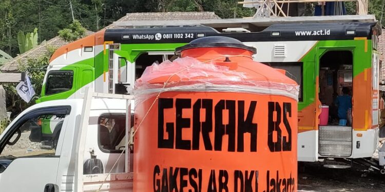 GERAK BS Indonesia dan GAKESLAB DKI Jakarta Pasok Air Bersih Untuk Korban Semeru