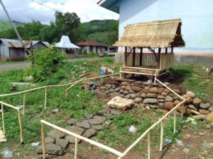 Peduli Budaya & Gereja, OMK Ratebobi Buat Kandang Natal Model Rumah Adat Ende Lio