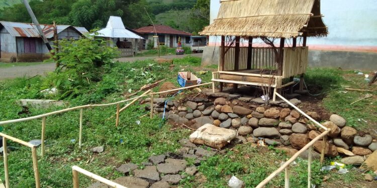 Peduli Budaya & Gereja, OMK Ratebobi Buat Kandang Natal Model Rumah Adat Ende Lio