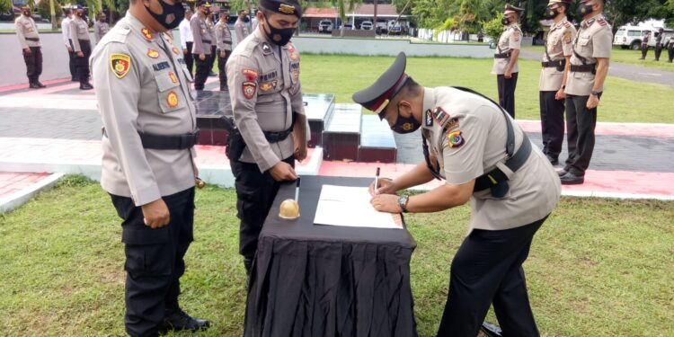 Kapolres Ende Pimpin Sertijab Kapolsek Lio Timur dan Kapolsek Wolowaru