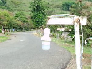 OMK Lingkungan Fernandes Ratebobi Hiasi Lampu Jalan Provinsi  Dengan Botol Bekas