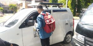 Maknai HUT 63 Provinsi NTT, HMPS Prodi Kimia FMIPA UNWIRA Bagi Kantong Sampah