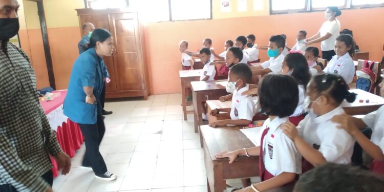 Prodi Musik Unwira Peduli Belajar Murid SD, Bingkisan Natal Untuk Tetangga