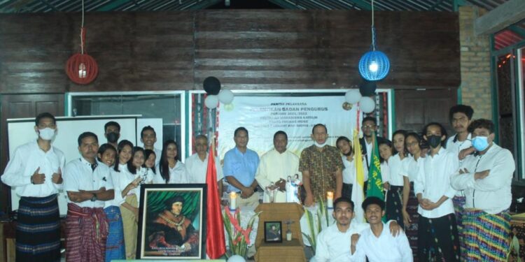 RP Florianus Lantik Badan Pengurus KMK St. Thomas More Fakultas Ekbis Undana Kupang