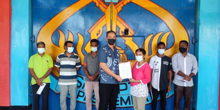 Kalapas Lembata Saputro Serahkan SK, Pulangkan 6 Warga Binaan
