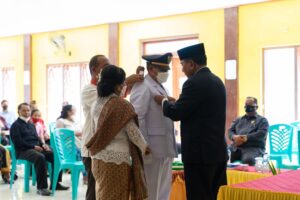 Sistus Mbalur, Dilantik Sebagai Camat Borong, Ini Pesan Wabup Jaghur