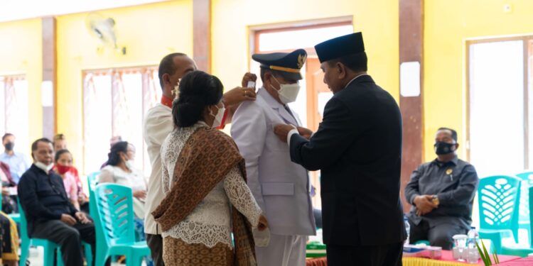 Sistus Mbalur, Dilantik Sebagai Camat Borong, Ini Pesan Wabup Jaghur