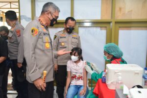 Kapolda Irjen Pol Drs. Setyo Budiyanto, S.H., M.H Tinjau Vaksinasi Merdeka Anak di Posyandu Polda NTT