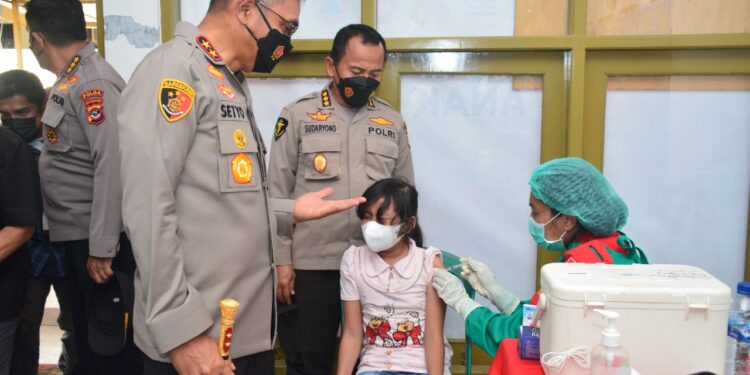 Kapolda Irjen Pol Drs. Setyo Budiyanto, S.H., M.H Tinjau Vaksinasi Merdeka Anak di Posyandu Polda NTT