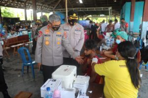 Kapolda NTT Irjen Pol Drs. Setyo Budiyanto, S.H., Tinjau Vaksinasi Warga Kabupaten Kupang
