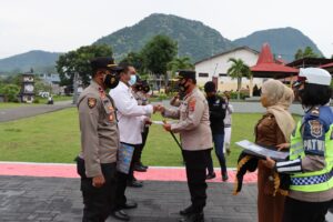 Kapolres Ende AKBP Albertus S.I.K,. Beri Penghargaan Kepada Kapolsek Wewaria dan Bhabinkamtibmas Atas Percepatan Vaksinasi