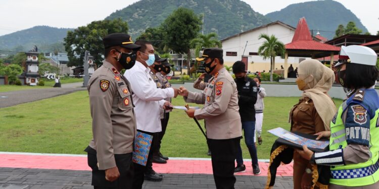 Kapolres Ende AKBP Albertus S.I.K,. Beri Penghargaan Kepada Kapolsek Wewaria dan Bhabinkamtibmas Atas Percepatan Vaksinasi