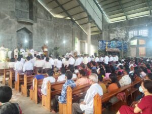 Deken Lembata Romo Sinyo Da Gomez Lantik Pengurus Paroki Waikomo, “Layani Umat Penuh Sukacita”