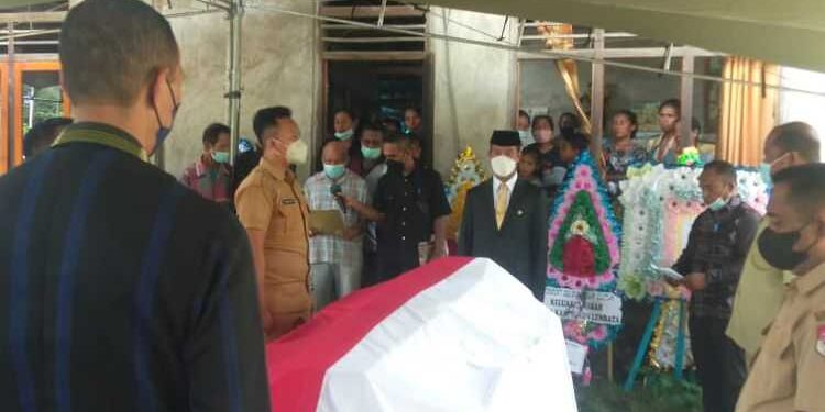 Bupati Lembata Hadiri Pemakaman Maxi Wolor, Ketua DPRD Bertindak Sebagai Inspetur Upacara