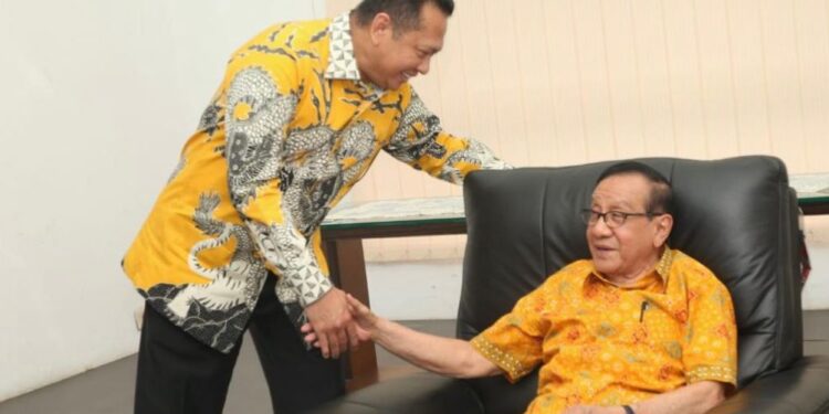 Bamsoet dan Akbar Tanjung Terima Penghargaan dari KAHMI