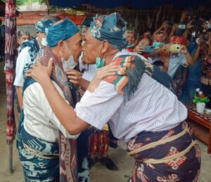 CIUMAN : BAHASA PERADABAN INSANI (Sebuah Catatan Lepas) Oleh : Germanus Attawuwur