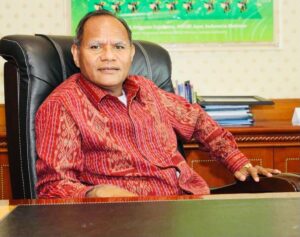 Pengalaman Unik Herman Wutun dijuluki, ” Tukang Jahit Babi”